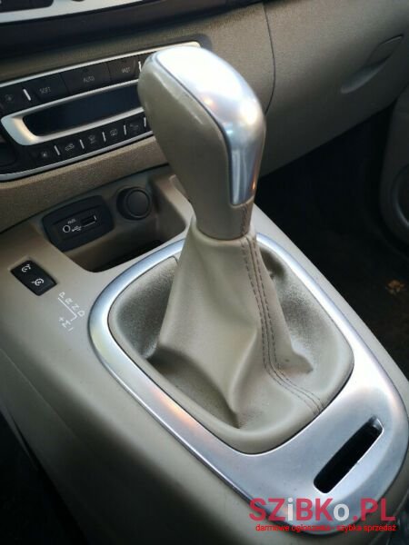 2010' Renault Scenic photo #2