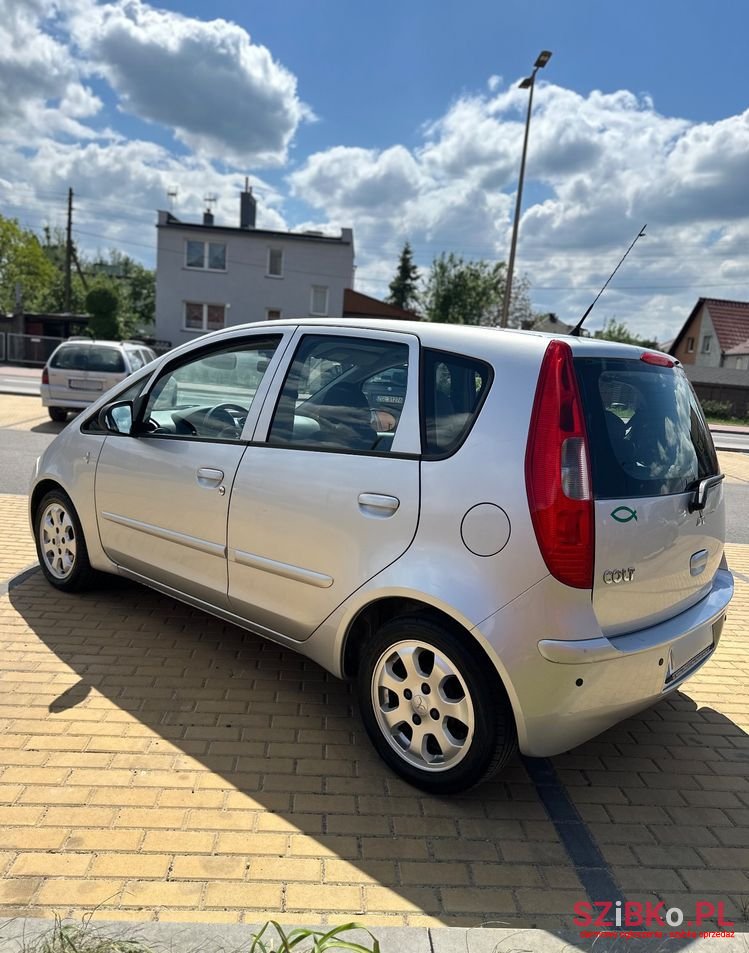 2006' Mitsubishi Colt photo #2