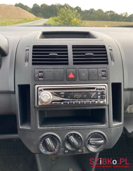 2004' Volkswagen Polo photo #5