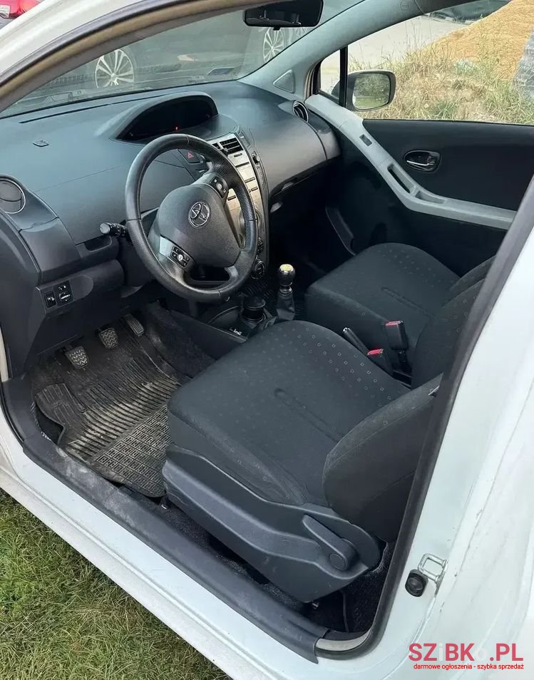 2011' Toyota Yaris 1.4 D-4D Active photo #5