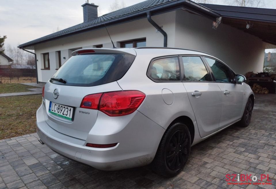 2011' Opel Astra photo #3