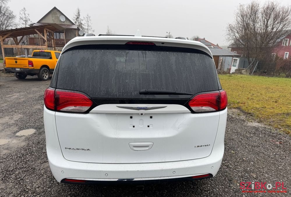 2018' Chrysler Pacifica photo #5