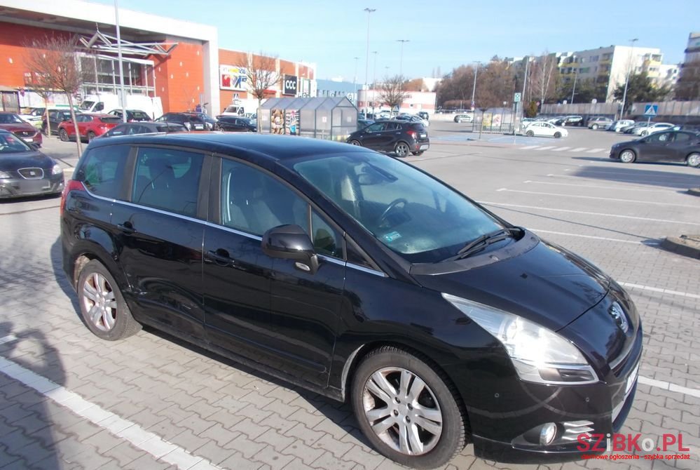 2011' Peugeot 5008 photo #2