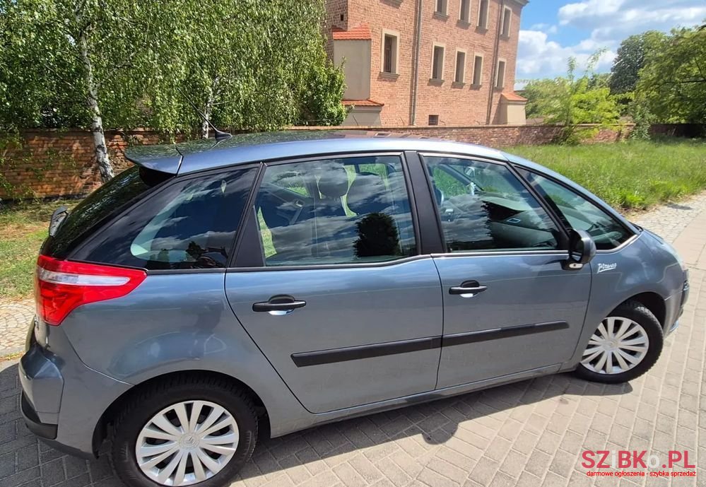 2010' Citroen C4 Picasso photo #3