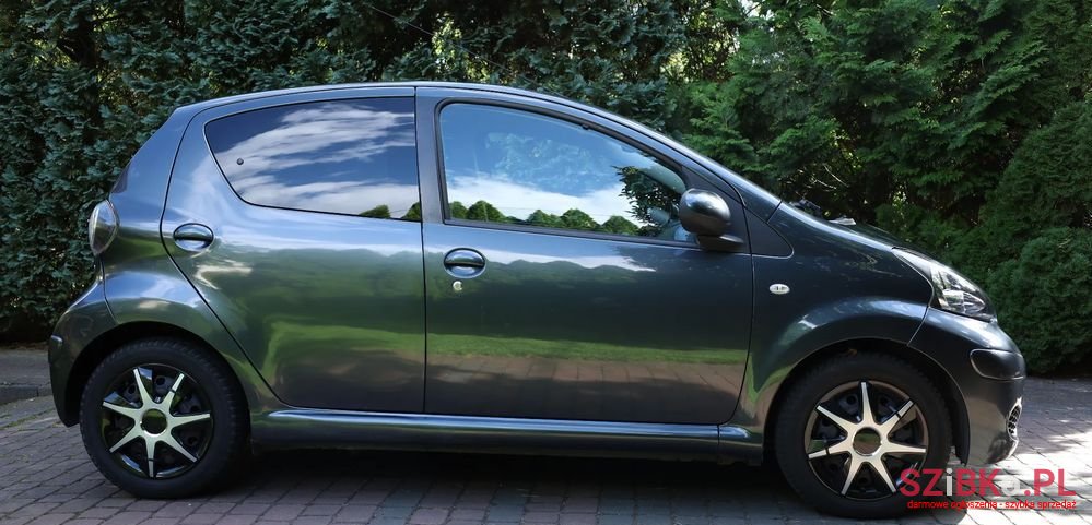 2011' Toyota Aygo photo #3
