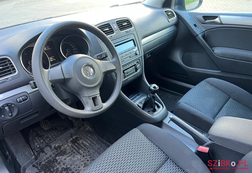 2009' Volkswagen Golf photo #5