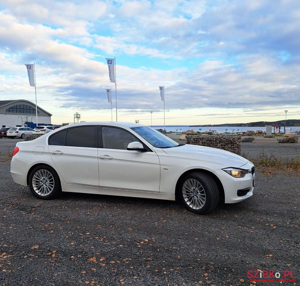 2012' BMW 3 Series 320D photo #3