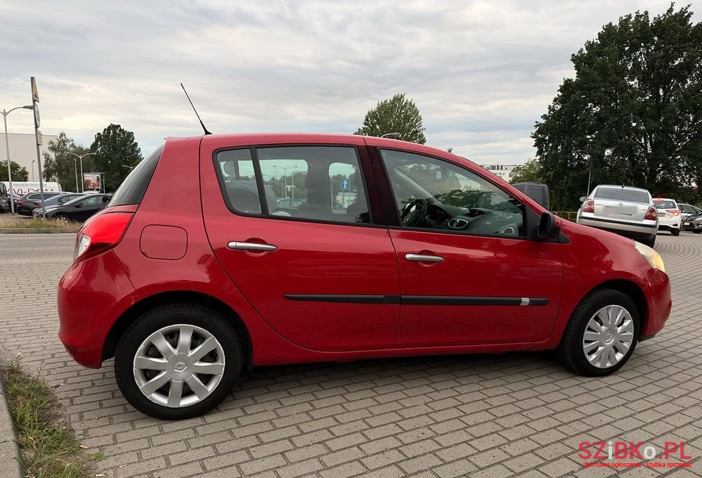 2010' Renault Clio photo #4