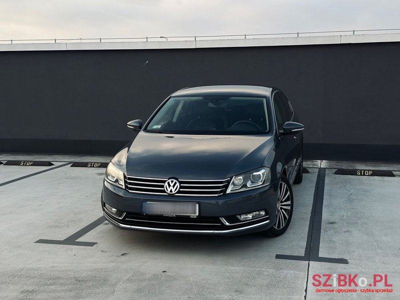 2011' Volkswagen Passat photo #3