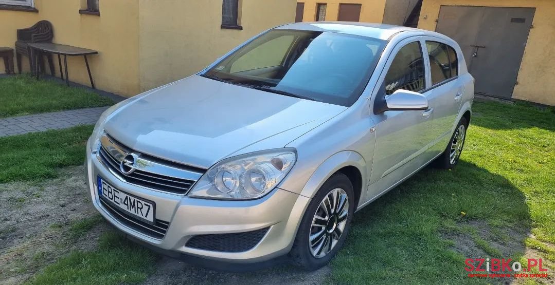 2008' Opel Astra photo #1