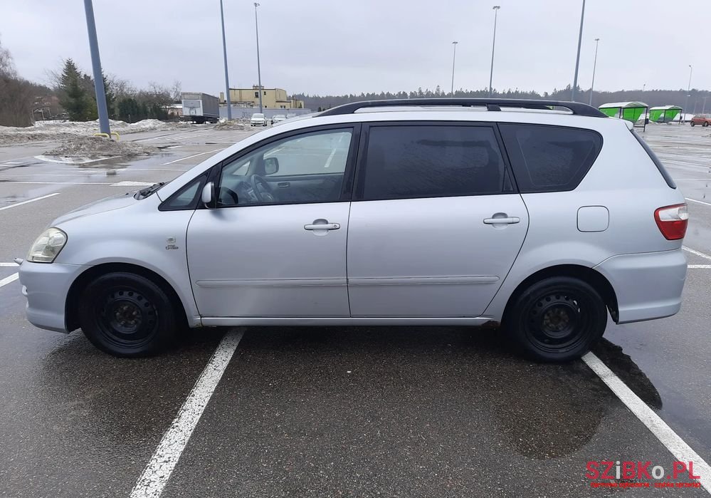 2005' Toyota Avensis Verso photo #1