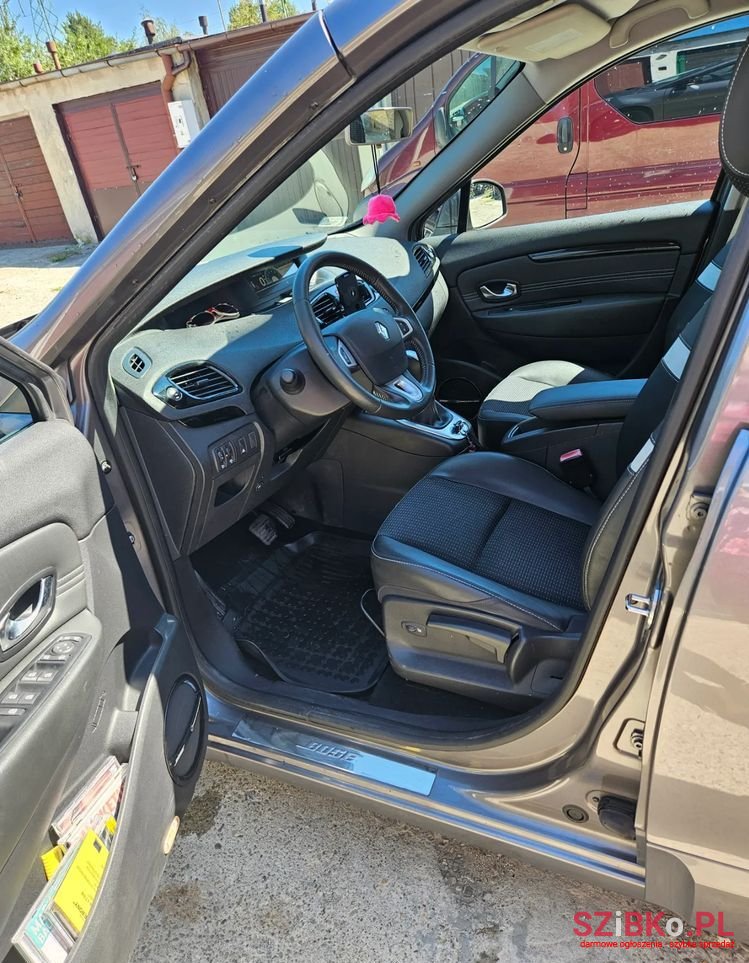 2011' Renault Scenic photo #6