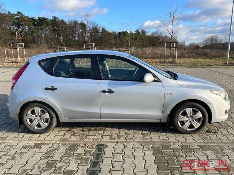 2010' Hyundai i30 1.6 Crdi Classic photo #2