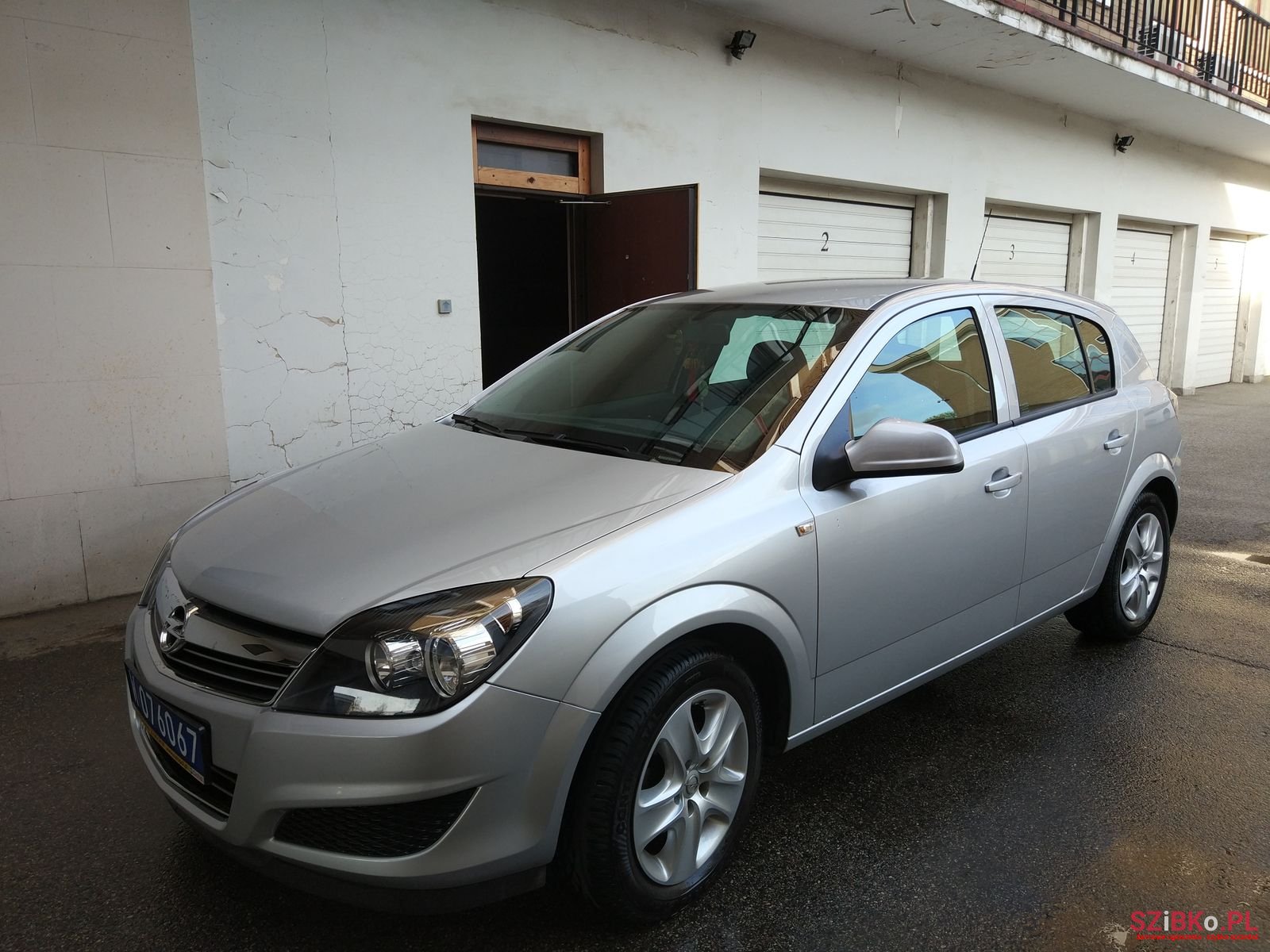 2012' Opel Astra photo #2
