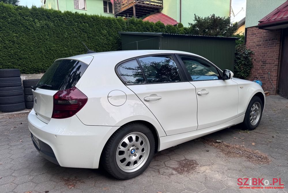 2009' BMW 1 Series 118I photo #4