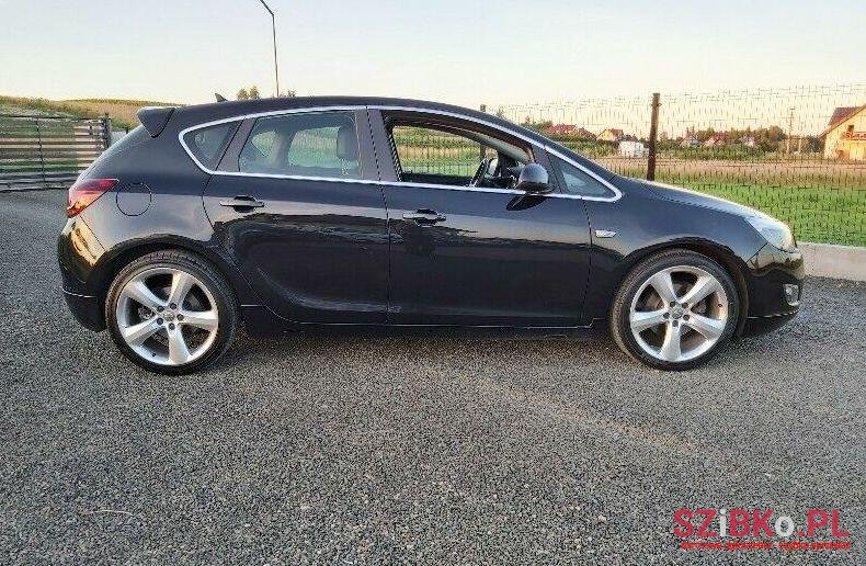 2010' Opel Astra photo #1