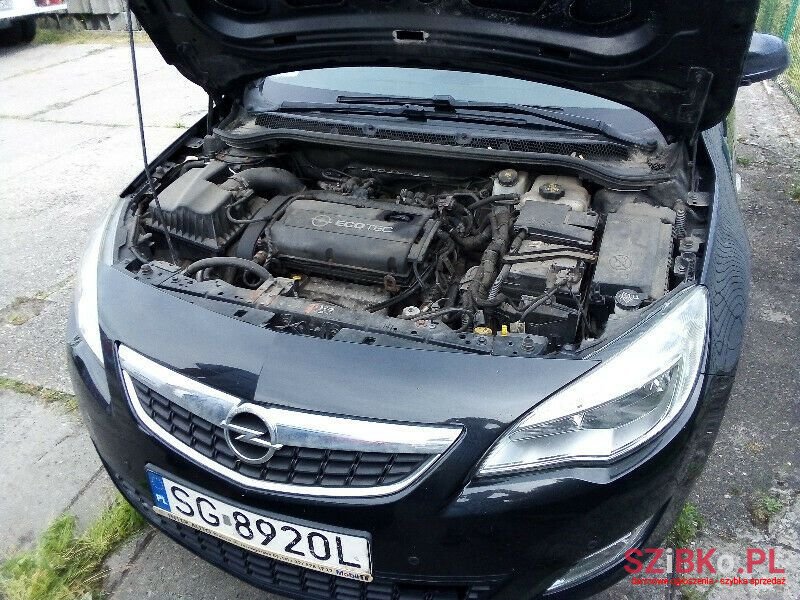 2011' Opel Astra photo #4