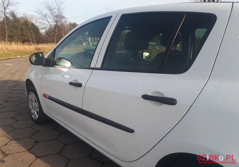 2011' Renault Clio photo #6