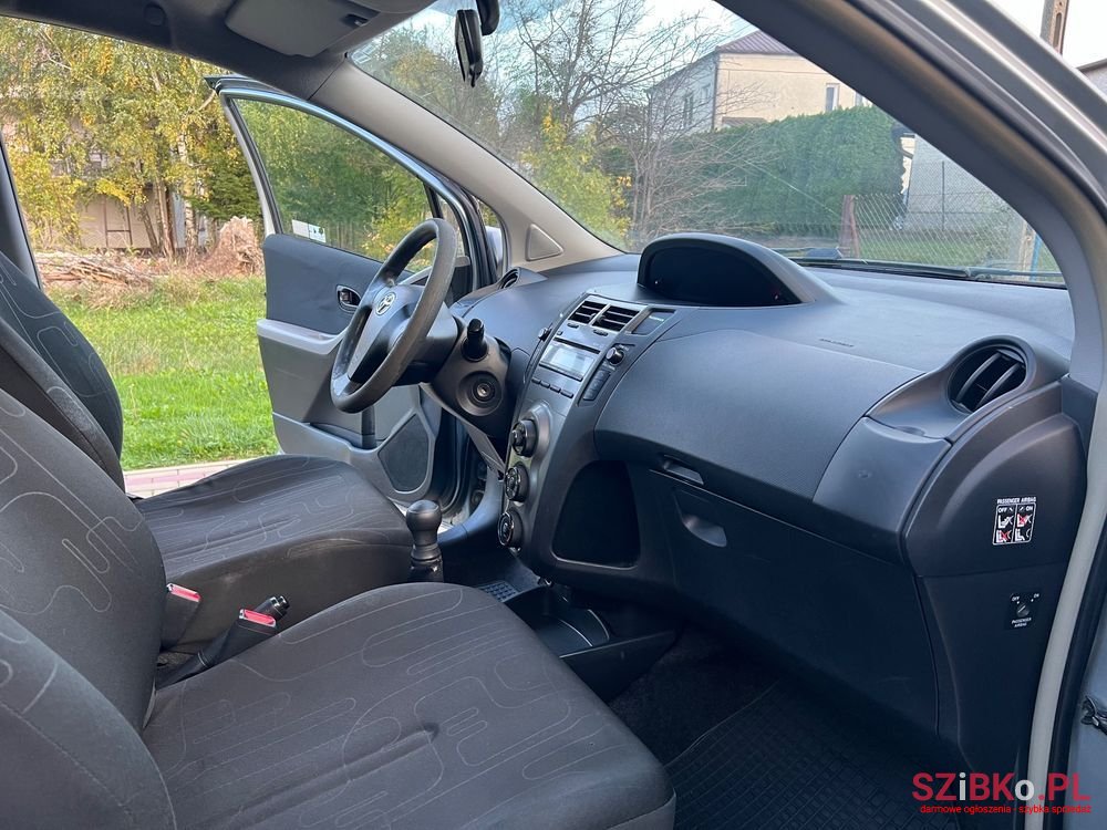 2010' Toyota Yaris photo #4