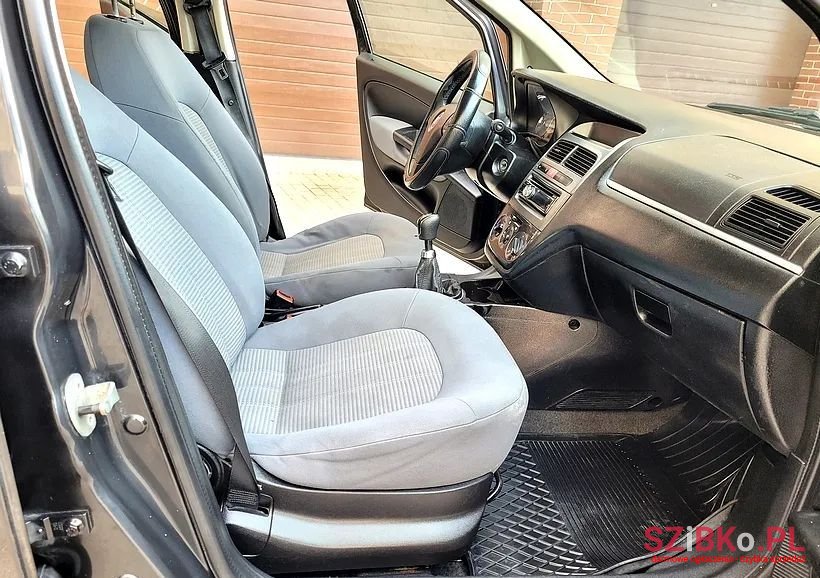 2009' Fiat Linea photo #6