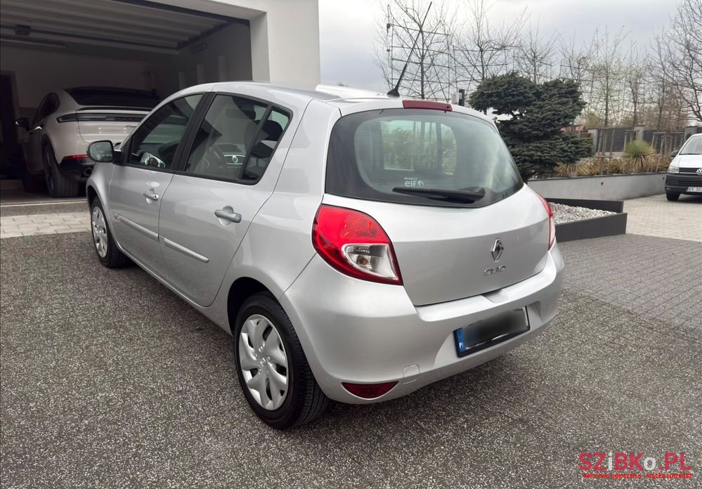 2011' Renault Clio photo #2