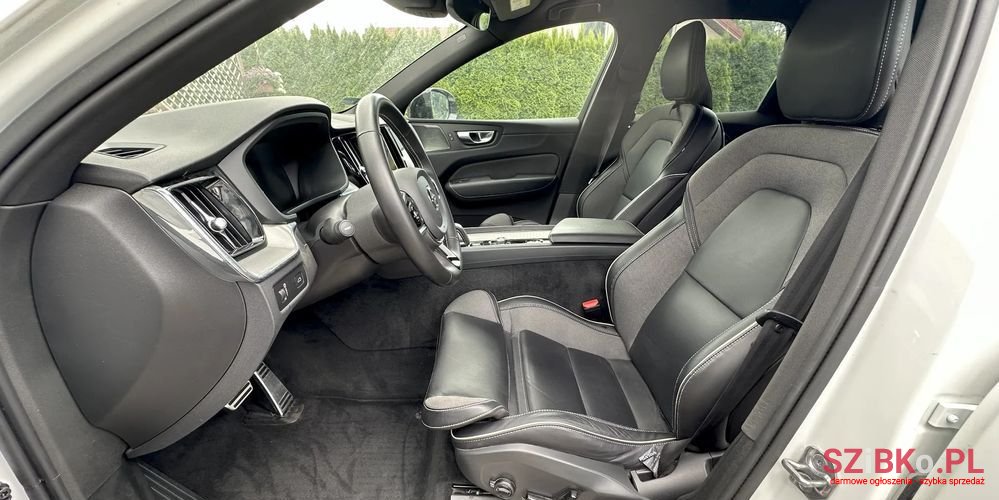 2021' Volvo Xc 60 B4 B R-Design photo #2