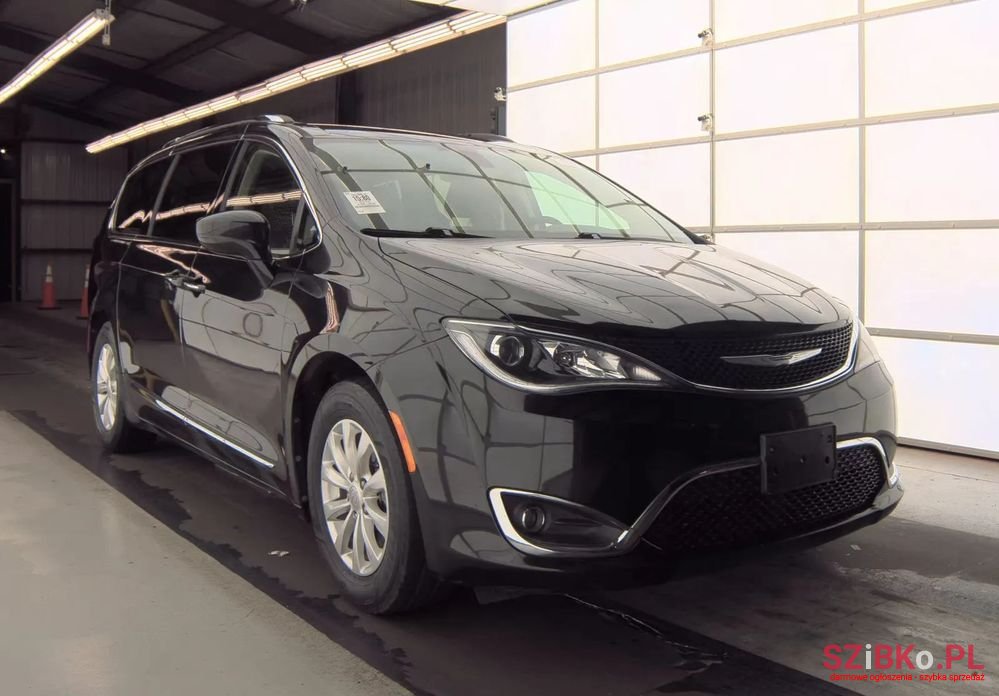 2018' Chrysler Pacifica photo #3