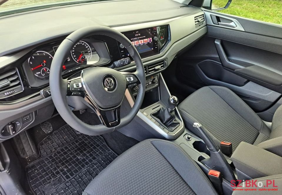 2017' Volkswagen Polo photo #6