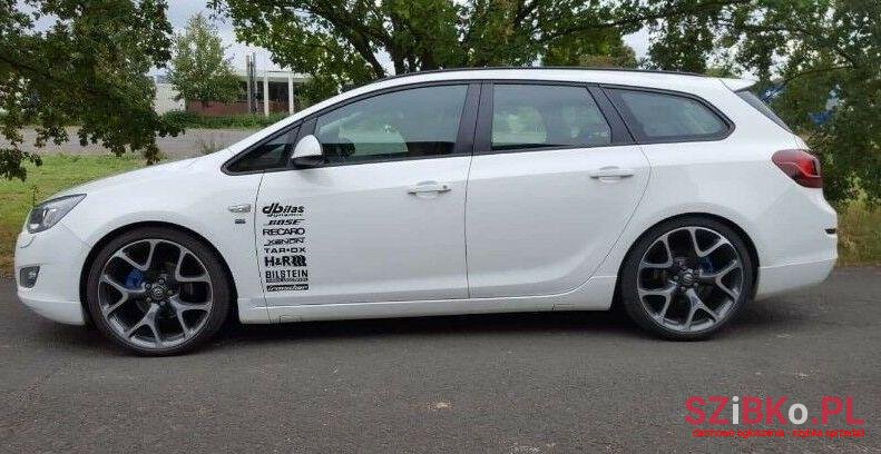 2011' Opel Astra photo #1