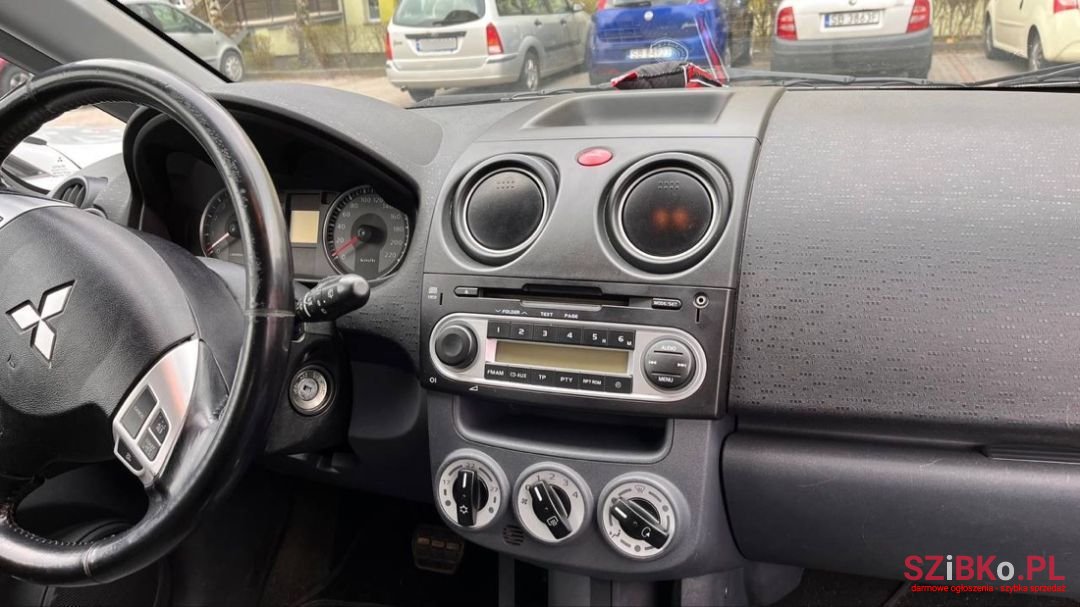 2009' Mitsubishi Colt photo #6