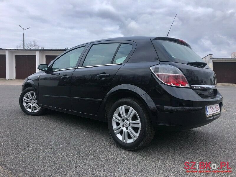 2010' Opel Astra photo #4