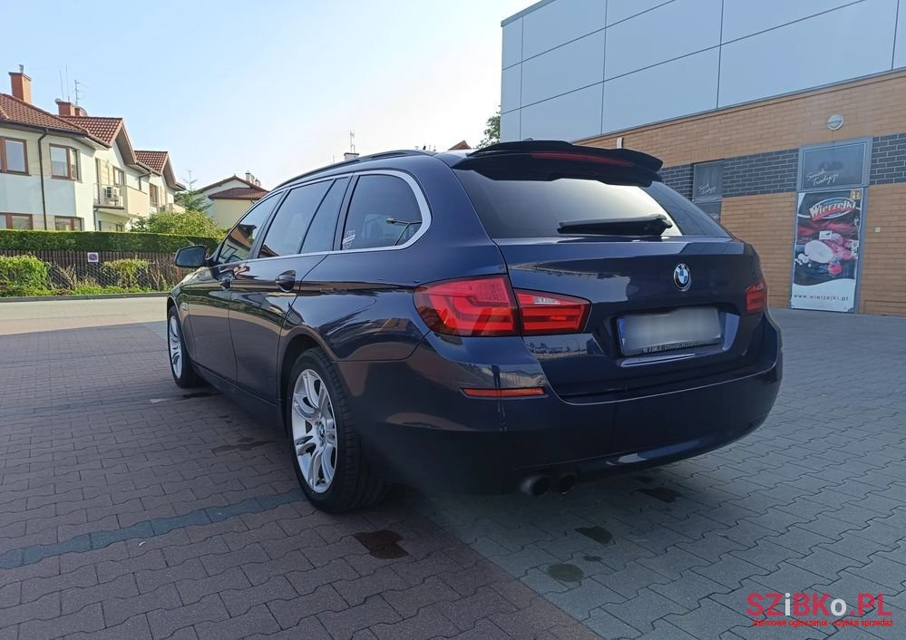 2011' BMW 5 Series 520D photo #5