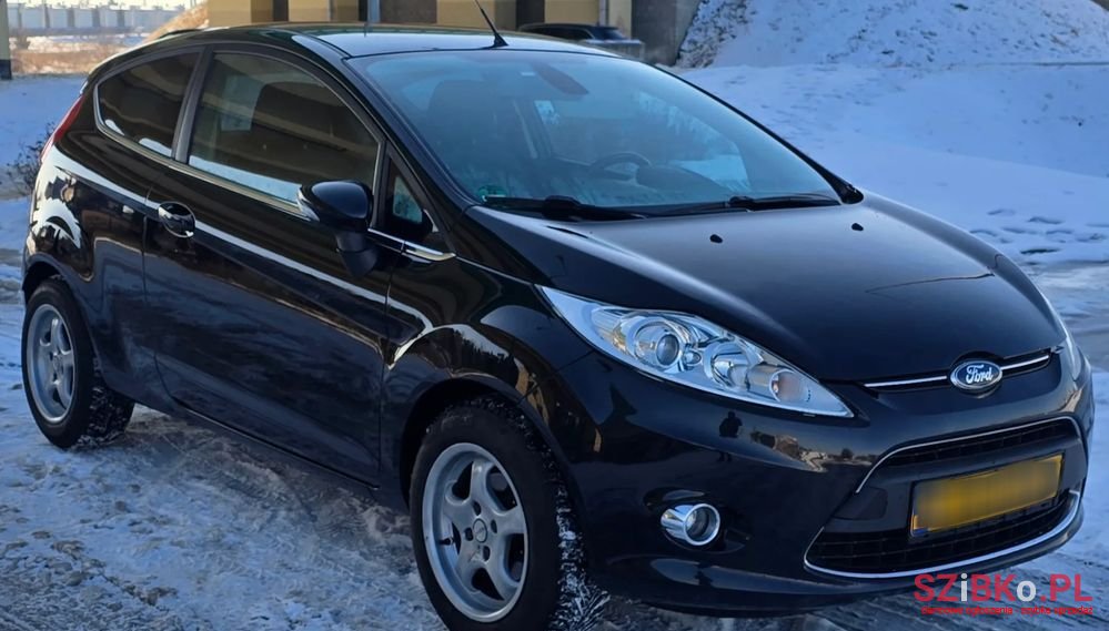 2011' Ford Fiesta 1.4 Titanium photo #2