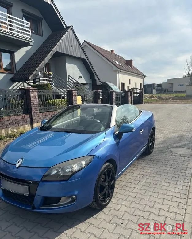 2011' Renault Megane photo #2