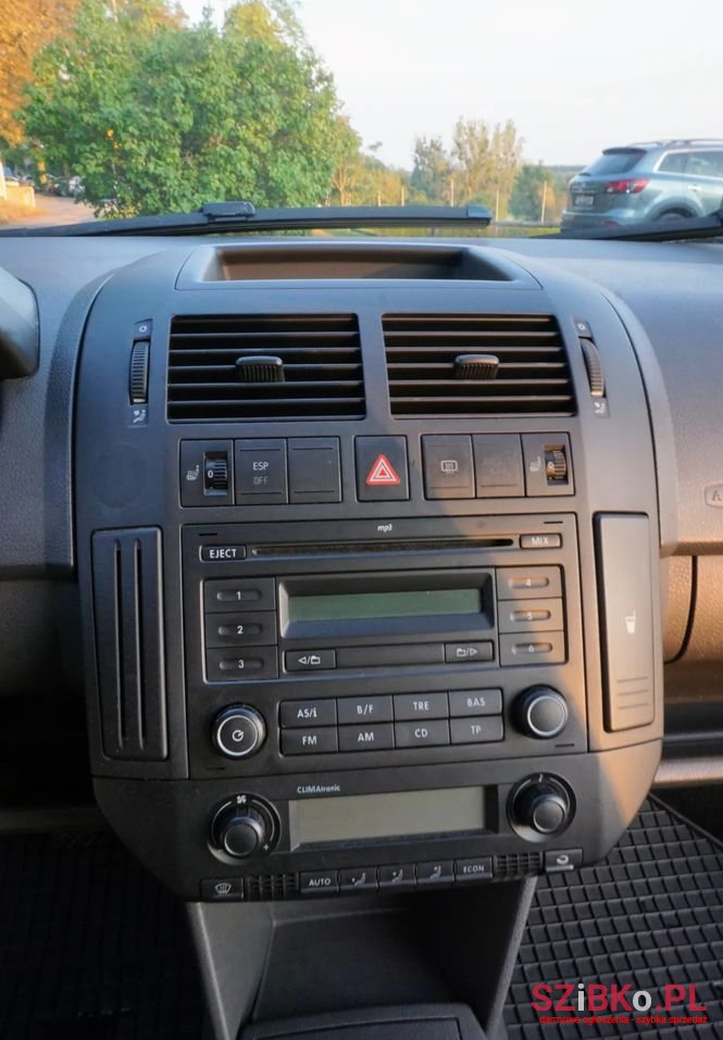 2007' Volkswagen Polo 1.6 Tour photo #5