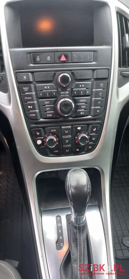 2012' Opel Astra photo #3