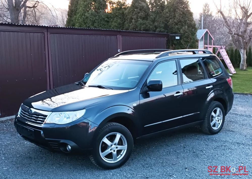 2010' Subaru Forester 2.0X Comfort photo #1