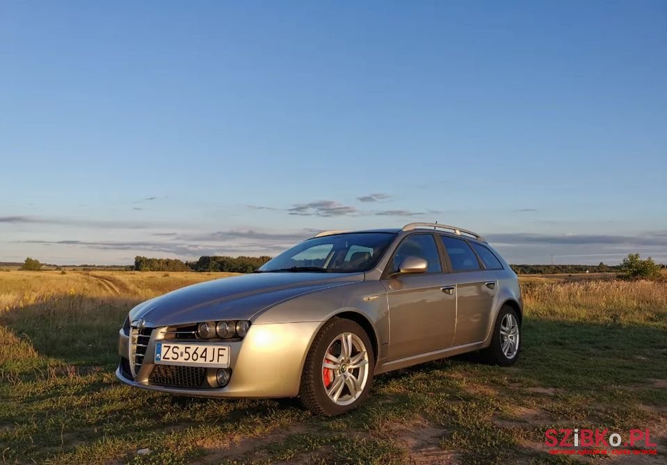 2011' Alfa Romeo 159 photo #1