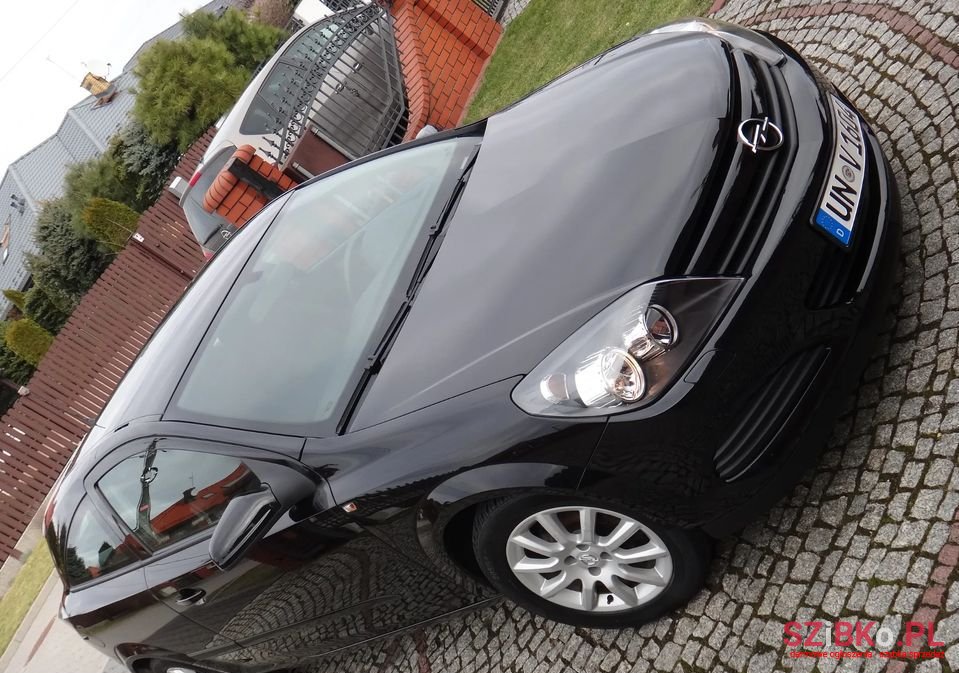 2005' Opel Astra photo #1