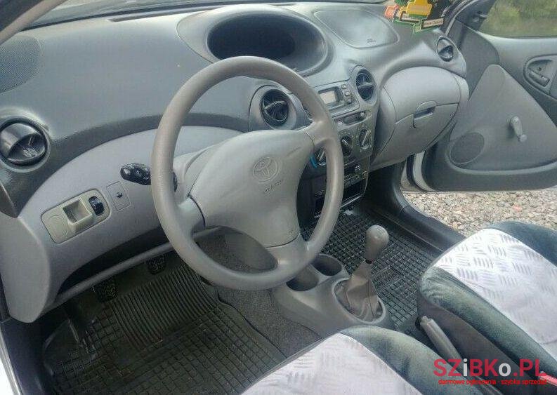 2002' Toyota Yaris photo #2