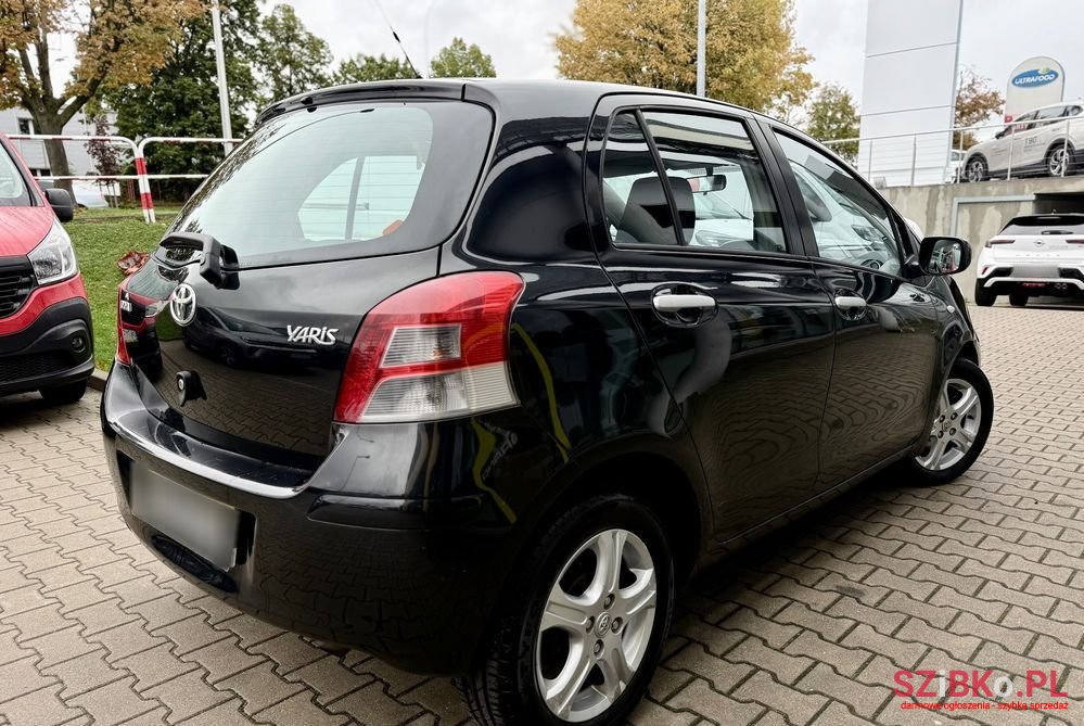 2010' Toyota Yaris photo #4
