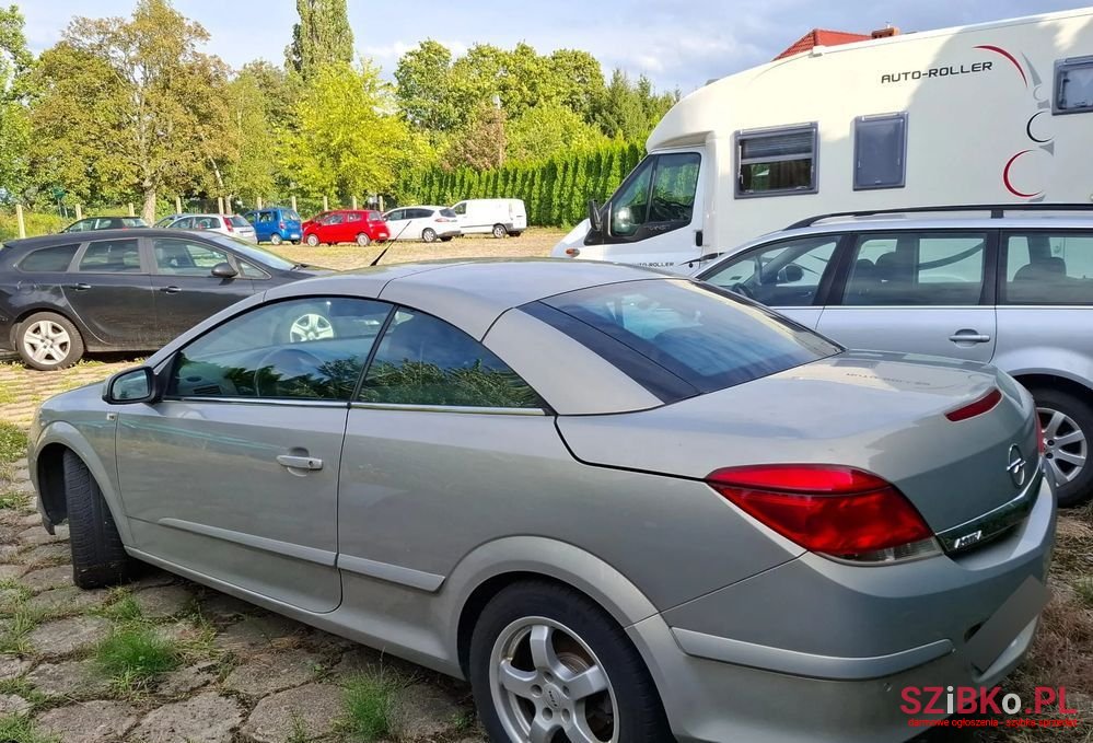 2007' Opel Astra Twintop photo #4