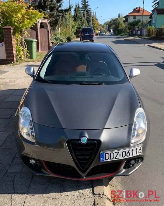 2011' Alfa Romeo Giulietta photo #2