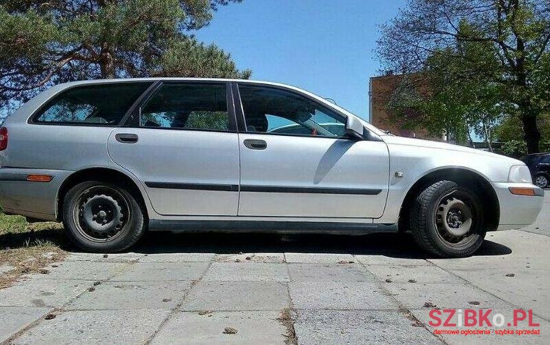 2001' Volvo V40 photo #1