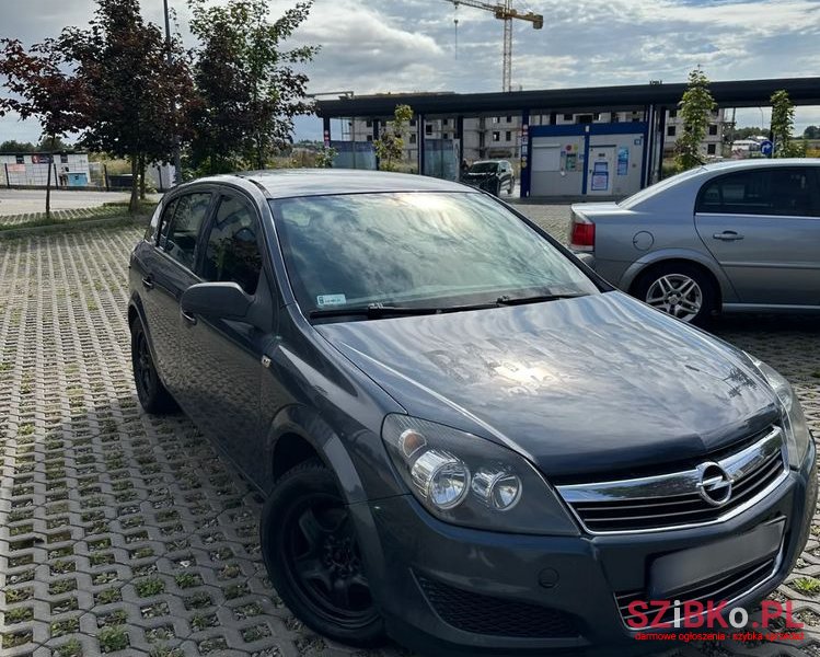 2010' Opel Astra photo #2