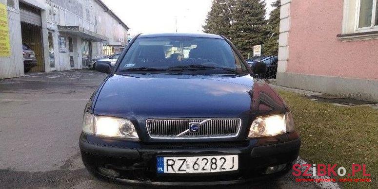 2001' Volvo V40 photo #2