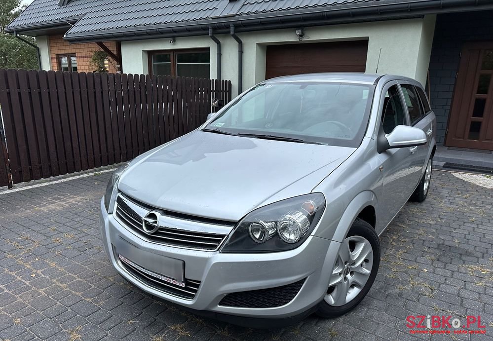 2012' Opel Astra photo #4