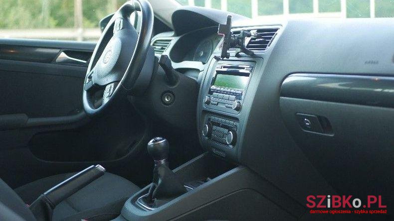 2011' Volkswagen Jetta photo #2