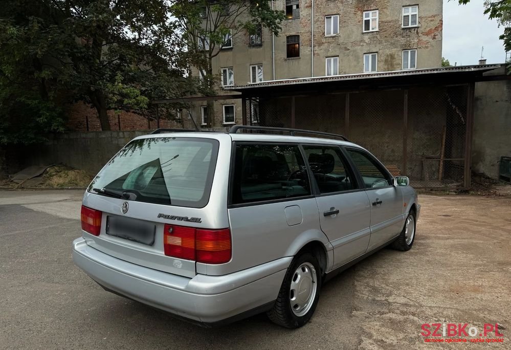 1995' Volkswagen Passat Variant 1.6 Gl photo #2