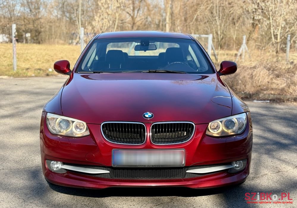 2010' BMW 3 Series 320I photo #2